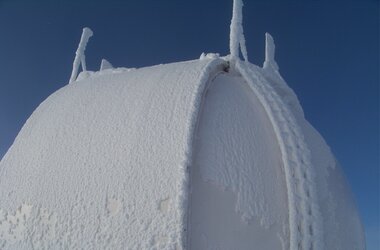 Frusen observationskupol på toppen av berget Wendelstein 