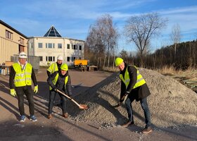 Nu är bygget officiellt i gång! Första spadtaget togs av från vänster Christer Axelsson, Rohm & Co, Christer Markusson och Johan Hammarström, Carlhag samt Tony Wittgren, ABUS Kransystem.